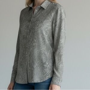 Chico's Size 2.5 - Large 12/14 - Python Fitted Shirt Blouse -‎ LIGHT GRAY  - B14
